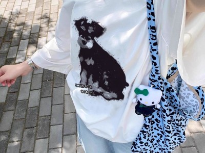 美式辣妹斜肩短袖t恤女夏季小狗印花宽松休闲慵懒高级感露肩上衣图2